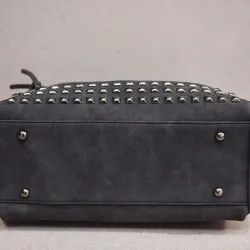 Vintage nubuck lædertaske med nitter / pels pom pom