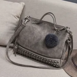 Vintage nubuck lædertaske med nitter / pels pom pom