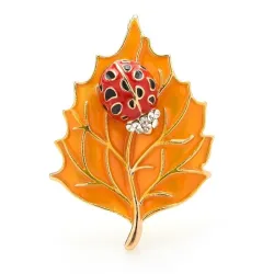 Broche med bille og blad