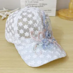 Tynd blonde baseballkasket - broderede blomster/blade